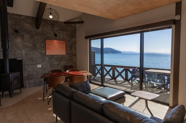暖炉のあるリビングから望むオーシャンビュー