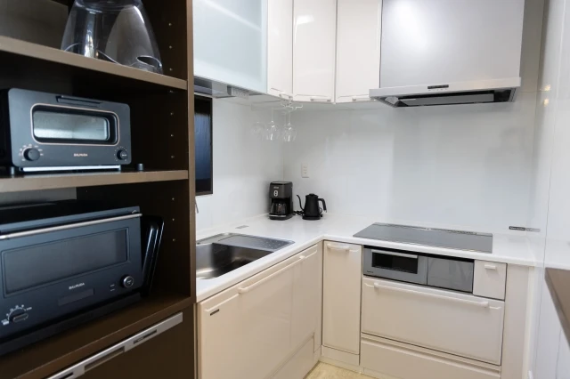 バルミューダの家電が揃ったモダンなキッチン